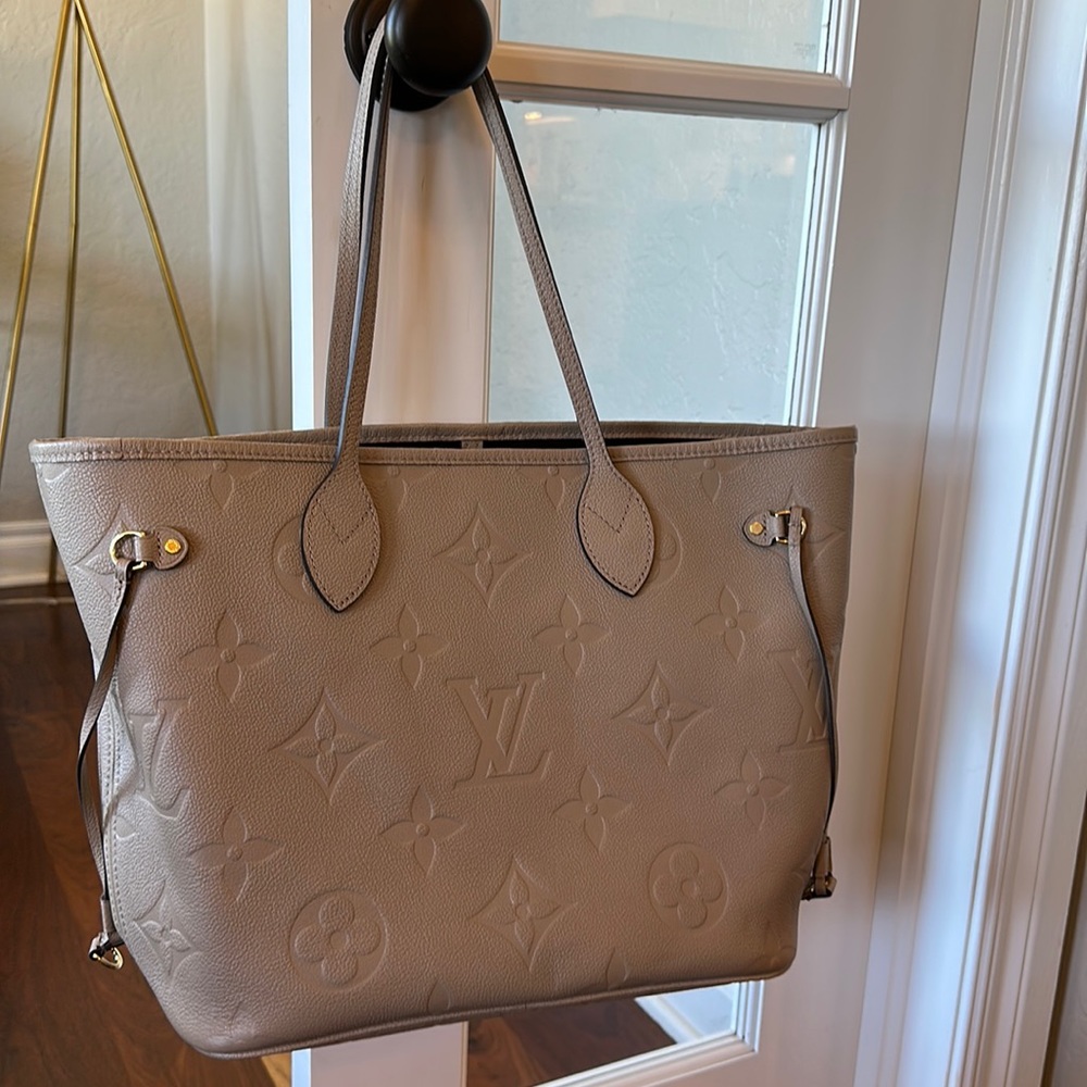 Image	Neverfull MM
Material: Monogram Empreinte Leather
Color : Turtledove